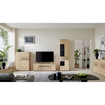 Interliving 2032 Highboard Lowboard und Vitrine kombiniert in modernem Wohnzimmer mit Dekoration