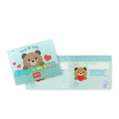 Braunes Teddybär-Plüschtier mit rotem Herz, neben den Vorder- und Rückseiten der Produktanhänger dargestellt.