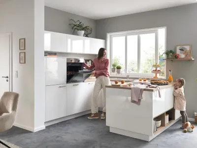 Frau backt mit Kind in einer weißen Hochglanzküche im zeitlos eleganten Design