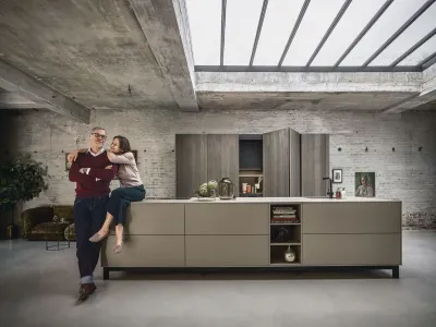 Dekadentes Ambiente mit Next125 Küche in Beige matt und Schrankfronten in Holzoptik