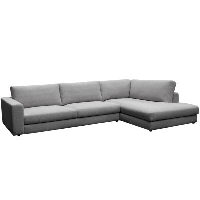 Graue Couch mit ca. 342 x 223 cm Stellmaß, tiefem Sitzbereich, gepolsterten Rückenlehnen und großzügiger Ottomane auf der rechten Seite.