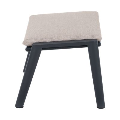 Seitenansicht eines modernen Hockers mit schrägen Aluminiumbeinen und gepolsterter Sitzfläche in Beige.