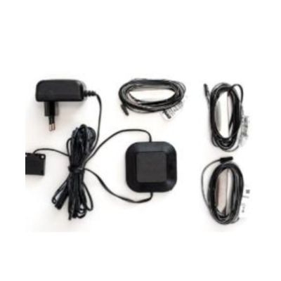 Mehrere schwarze Kabel und Adapter, bestehend aus Netzteil, Verbindungskabeln und kleinem quadratischem Modul, auf weißem Hintergrund angeordnet