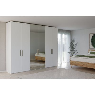 Großer Drehtürenschrank mit weißen Türen und Spiegelfront in einem eingerichteten Schlafzimmer