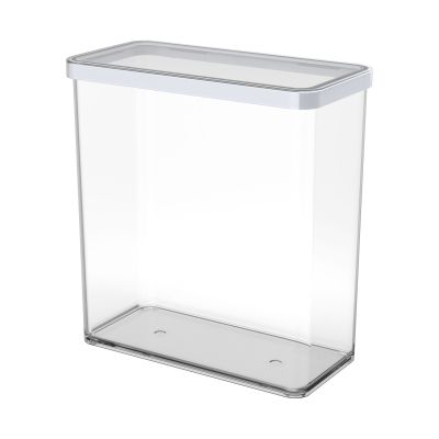 Transparente rechteckige Vorratsdose mit weißem Deckel auf weißem Hintergrund
