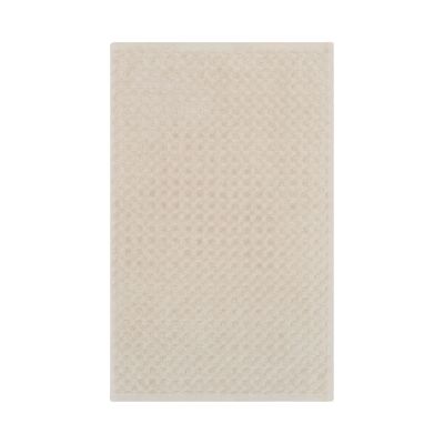 Gästetuch in der Farbe Travertin, flach auf weißem Hintergrund gezeigt; die fein geometrisch strukturierte Oberfläche ist über die gesamte Fläche sichtbar.