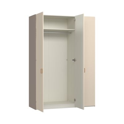 dreitüriger Kleiderschrank mit weit geöffneten Türen und vollständig sichtbarer Innenaufteilung