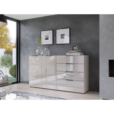 Kommode mit zwei Türen und vier Schubladen vor dunkler Wand in einem modern eingerichteten Wohnraum
