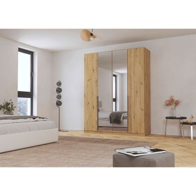 Kleiderschrank in Eiche Artisan mit Spiegeltüren in hellem Schlafzimmer mit Bett, Sessel und Fenster