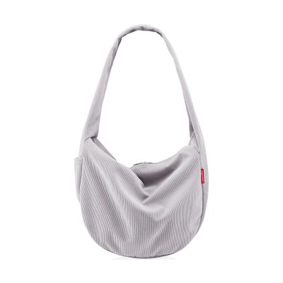 Frontansicht einer hellgrauen Reisenthel Hobo-Tasche aus Cord mit Reißverschluss