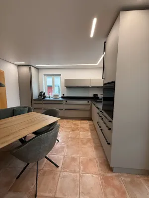Seitenansicht der Schüller Küche mit angrenzender Dining-Gruppe