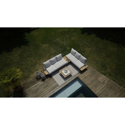 Vogelperspektive auf eine Sitzgruppe im Außenbereich mit zwei Sitzmöbeln und einem niedrigen Tisch auf einer Holzterrasse