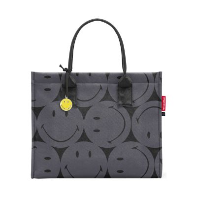 Shopper von Reisenthel, Modell Daily Shopper, in Grau mit großflächigem Smiley-Muster, von hinten mit zwei langen Tragegriffen und Smiley-Anhänger.