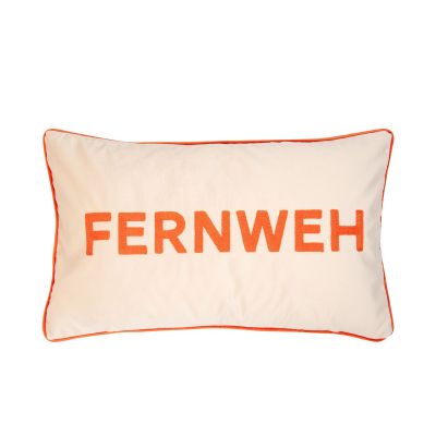 Cremefarbene Kissenhülle Letters, 30 × 50 cm, mit großem orangefarbenem Schriftzug „FERNWEH“ und orangefarbener Paspel.