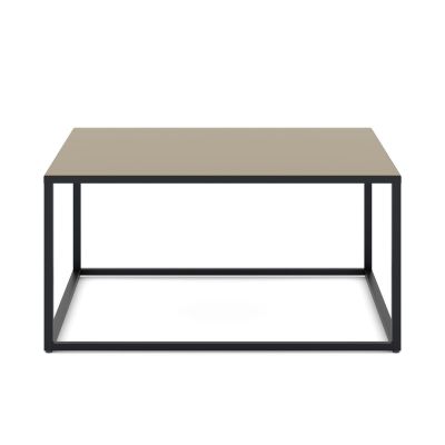 Rechteckiger Couchtisch mit einer taupefarbenen Tischplatte und einem schwarzen, offenen Metallgestell. Das Gestell besteht aus geraden, schmalen Streben, die einen rechteckigen Rahmen bilden.