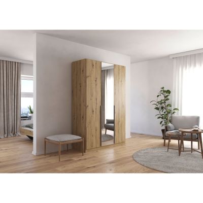Kleiderschrank in Eiche Artisan mit Spiegeltür in einem hellen Schlafzimmer mit Holzfußboden und moderner Einrichtung