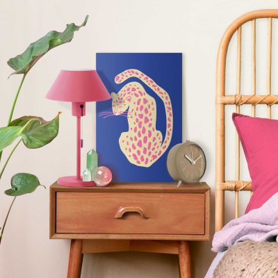 Das Wandbild „Blue Pink Cat“ in Blau, 20 × 30 cm, hängt in einem eingerichteten Wohnraum und zeigt die Größenwirkung an der Wand.