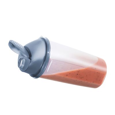 Transparenter Shaker mit roter Flüssigkeit und blauem Deckel in schräger Ansicht