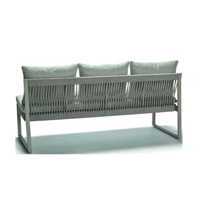 Gartenlounge Bank mit Sitzkissen und drei Rückenkissen, frontale Ansicht, Gestell mit umlaufender Kordelbespannung im Sitz- und Rückenbereich