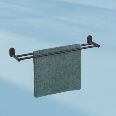 An einer hellblauen Wand montierte schwarze Doppelhandtuchstange mit einem gefalteten grauen Handtuch