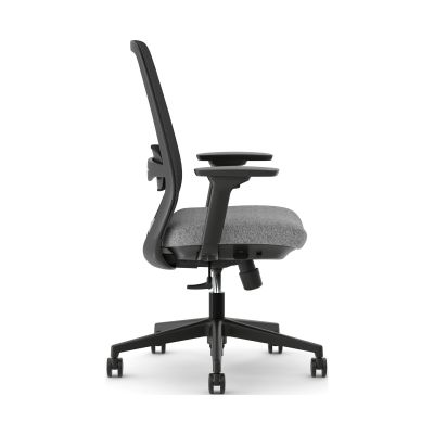 Drehstuhl Elovie im Seitenprofil mit schwarzem Netzrücken, grauem gepolstertem Sitz, Armlehnen und Rollen.