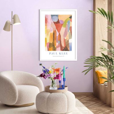 Das Wandbild „Paul Klee Colours I“ in Mehrfarbig, 50 × 70 cm, hängt in einem eingerichteten Wohnraum und zeigt die Größenwirkung an der Wand.