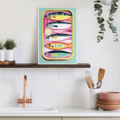 Das Wandbild „Sardines“ in Mehrfarbig, 20 × 30 cm, hängt in einem eingerichteten Wohnraum und zeigt die Größenwirkung an der Wand.
