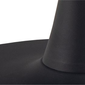 Detailaufnahme des matt schwarzen Trompetengestells des quadratischen Esstisches
