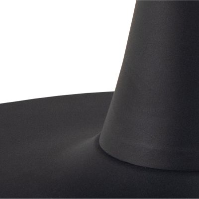 Detailaufnahme des matt schwarzen Trompetengestells des quadratischen Esstisches