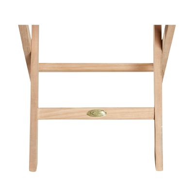 Unteransicht eines klappbaren Holztischs mit Querstrebe