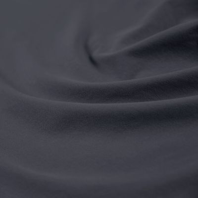 Nahaufnahme des Stoffes in Anthrazit mit weichen Falten; Farbton und Oberfläche des Produkts sind deutlich zu sehen; Größe 100 x 200 x 38 cm.