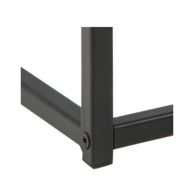 Detailaufnahme eines Tischfußes des Couchtisches mit mattschwarzem Gestell, schräg aufgenommen