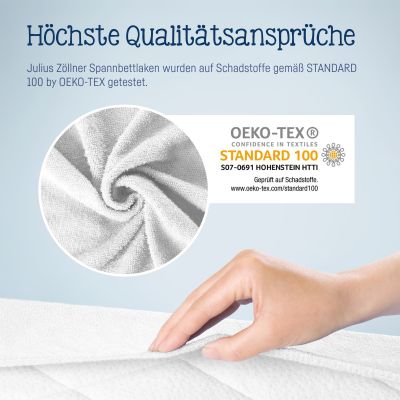 Weißes Julius Zöllner Spannbettlaken mit OEKO-TEX STANDARD 100 Logo, Nahaufnahme der Stoffstruktur und einer Hand, die das Laken über eine Matratze zieht