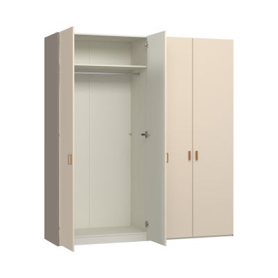 breiter Kleiderschrank mit weit geöffneter Tür und vollständig sichtbarem Innenraum
