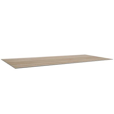 Eine flache, rechteckige Tischplatte in heller Holzoptik liegt auf weißem Hintergrund. Die dünne Platte ist von schräg oben fotografiert, wodurch ihre Kanten sichtbar sind.