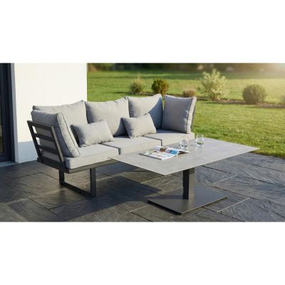rechteckiger Gartentisch im Einsatz als Tisch einer Loungesitzgruppe auf einer Terrasse