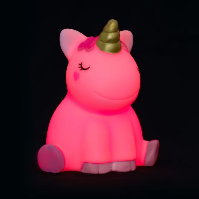 Nachtlicht in Einhornform, vor schwarzem Hintergrund rosa bis rot leuchtend gezeigt.