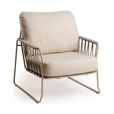Lounge Chair mit Gestell in Champagnerfarbe und hellem Polster, Schrägansicht