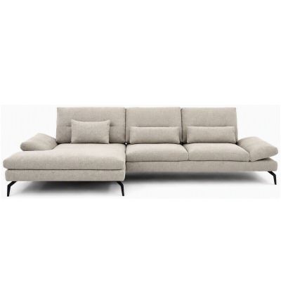 Beiges Ecksofa mit Ottomane links, schwarzen Metallfüßen und drei zusätzlichen Kissen vor den Rückenlehnen in gerader Frontansicht.