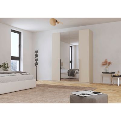 Champagnerfarbener Kleiderschrank mit Spiegeltüren in hellem Schlafzimmer mit Bett, Sessel und Fenster
