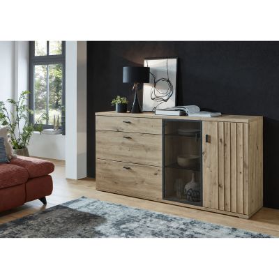 Sideboard in Holzoptik mit dunklen Akzenten in einem modern eingerichteten Wohnbereich