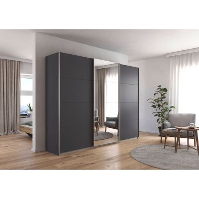 Großer grau-metallicer Schwebetürenschrank mit Spiegeltür in einem hellen, modern eingerichteten Schlafzimmer