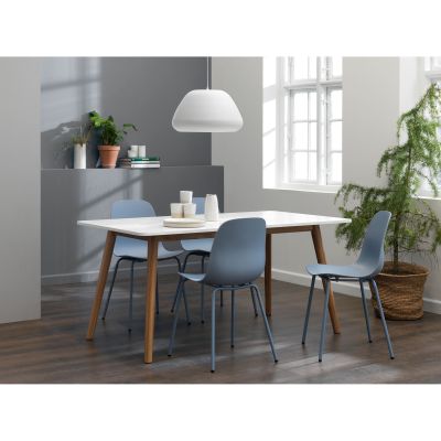 Moderner Essbereich mit rechteckigem Holztisch und vier blauen Kunststoffstühlen