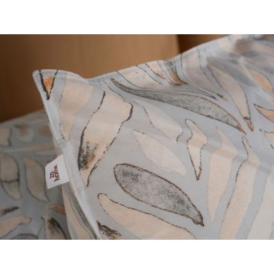 Bettwäsche Lupe in Natural, 155 x 220 cm: Nahaufnahme des Kissenbezugs mit abstraktem Blattmuster in Beige-, Grau- und Rosatönen.