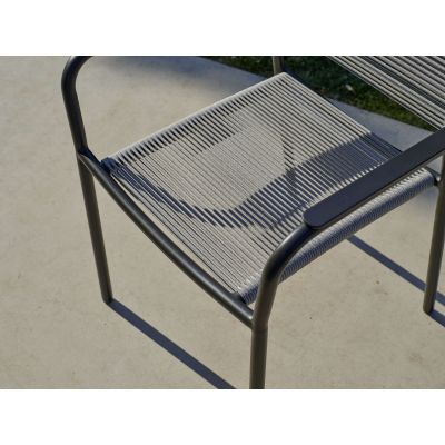Nahaufnahme der geflochtenen Sitzfläche eines Gartenstuhls von oben