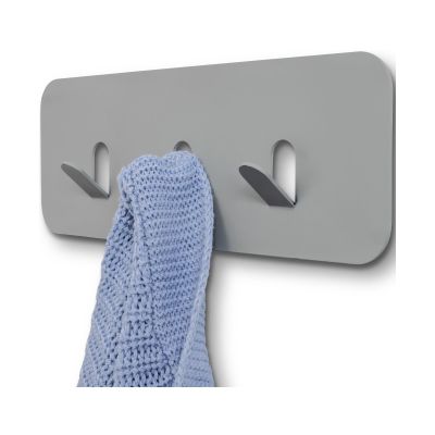 Graue Wandgarderobe mit drei silberfarbenen Haken, an einem hängt ein hellblau gestricktes Tuch, seitlich fotografiert
