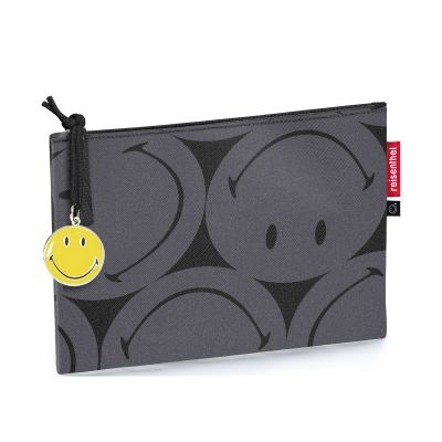 Reißverschlusstasche von Reisenthel, Modell Case 1, in Grau mit großflächigem Smiley-Muster, schräg von vorn mit Reißverschluss und gelbem Smiley-Anhänger.