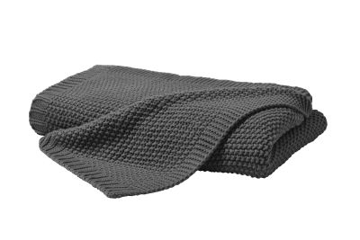 Gefaltete Strickdecke in Anthrazit mit locker übergelegter Ecke; die grobe Waffelstrickstruktur ist vor hellem Hintergrund erkennbar; Größe 130 x 170 cm.