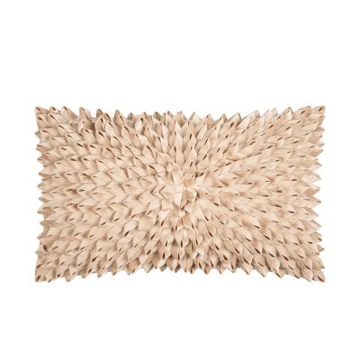 Beige Kissenhülle Sentiment, 30 × 50 cm, mit dicht gesetzten dreidimensionalen Stoffelementen in Blütenoptik.