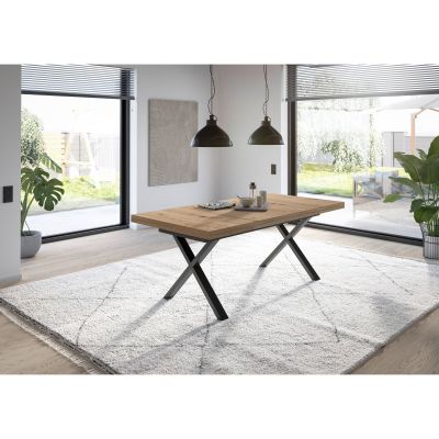 Moderner Esstisch in Holzoptik mit schwarzem Metallgestell, platziert in einem hellen Esszimmer mit Teppich und Pflanzen